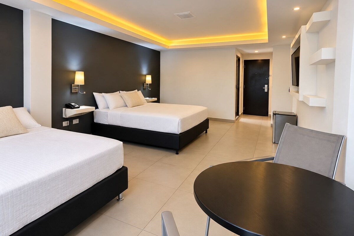 Phòng Deluxe, nhiều giường, dịch vụ dọn phòng | Bộ đồ giường kháng dị ứng, minibar, két bảo mật tại phòng 