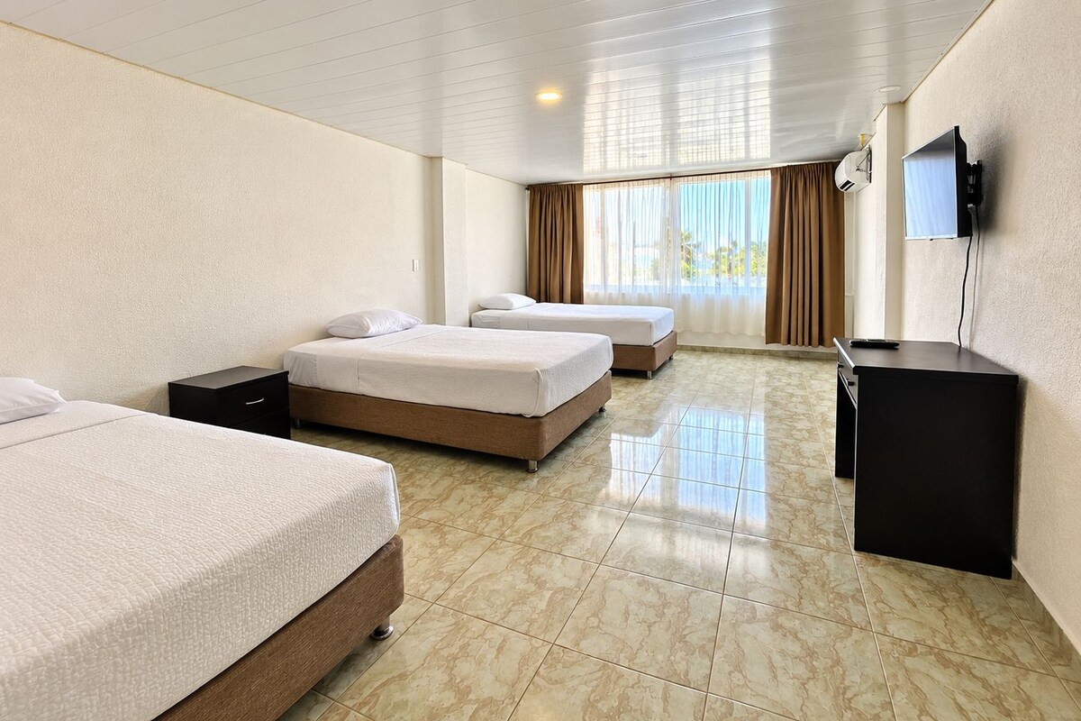 Phòng Deluxe, nhiều giường, dịch vụ dọn phòng, quang cảnh một góc biển | Bộ đồ giường kháng dị ứng, minibar, két bảo mật tại phòng 