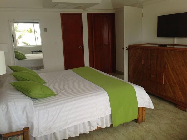 ミニバー、セーフティボックス (室内)、デスク、防音設備