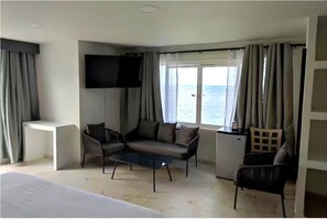 Tripla Deluxe, letti multipli, terrazzo, vista spiaggia | Minibar, una cassaforte in camera, una scrivania, insonorizzazione