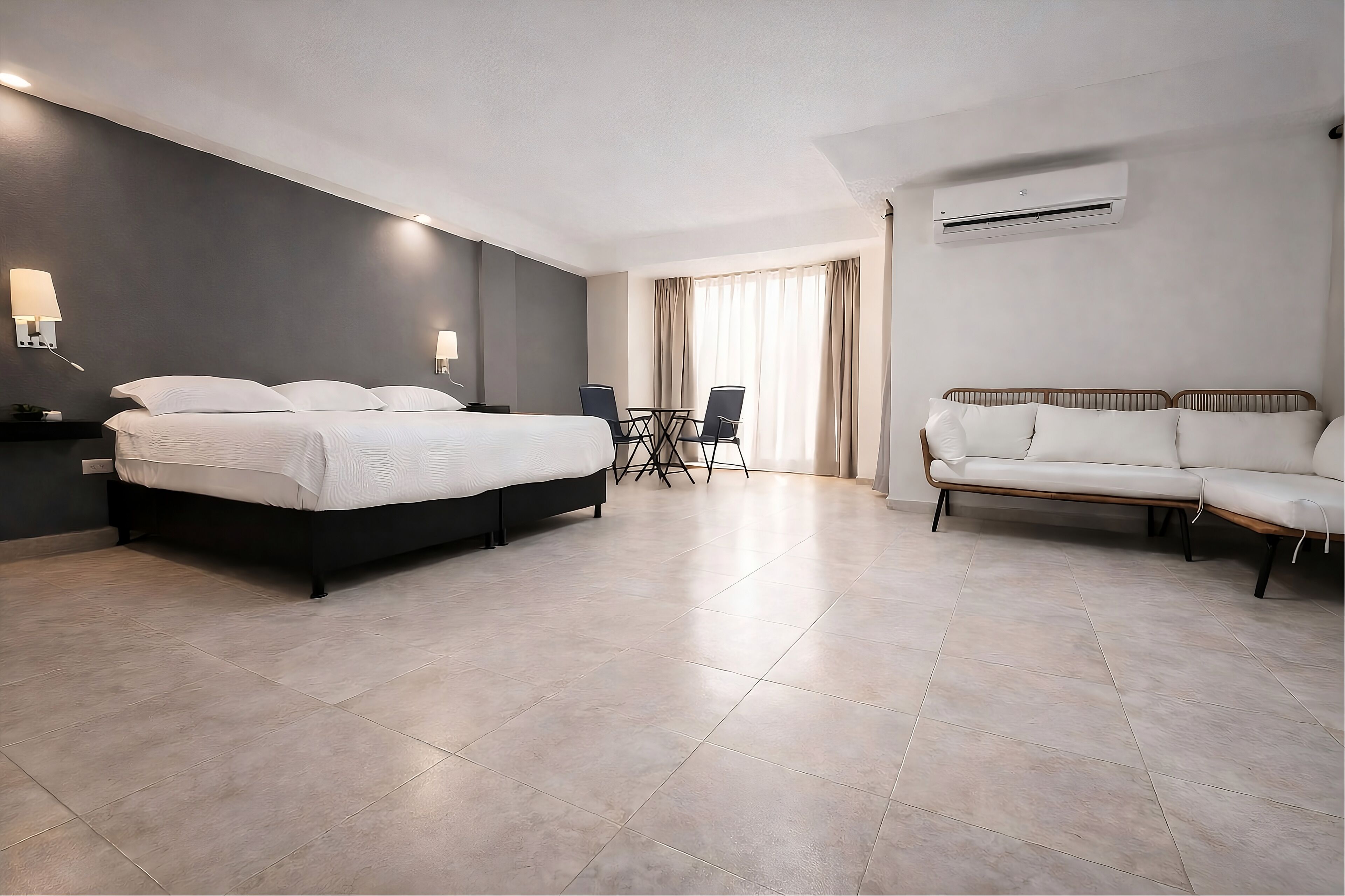 デラックス ダブルルーム キングベッド 1 台 バルコニー シティビュー | ミニバー、セーフティボックス (室内)、デスク、防音設備