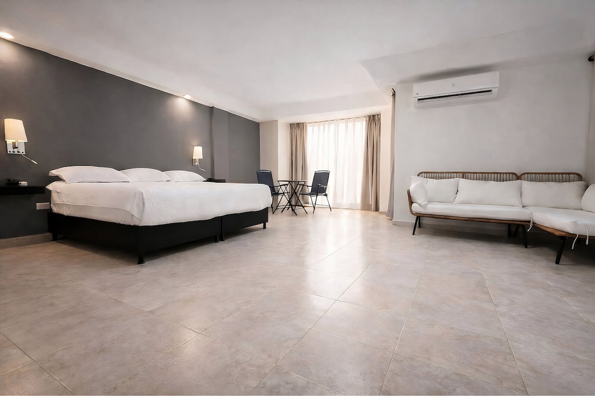 Deluxe Double Room, 1 King Bed, Balcony, City View | Minibar, in-room safe, desk, soundproofing