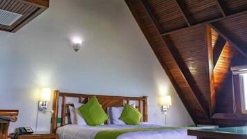 ダブルルーム コートヤードビュー | ミニバー、セーフティボックス (室内)、デスク、防音設備