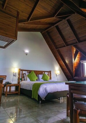 双人房, 庭院景观 | 迷你吧、客房内保险箱、办公桌、隔音