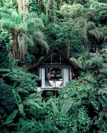 Honeymoon Room | Premium bedding, minibar, in-room safe, blackout drapes