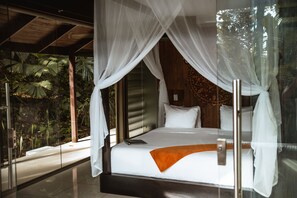 Honeymoon Room | Premium bedding, minibar, in-room safe, blackout drapes
