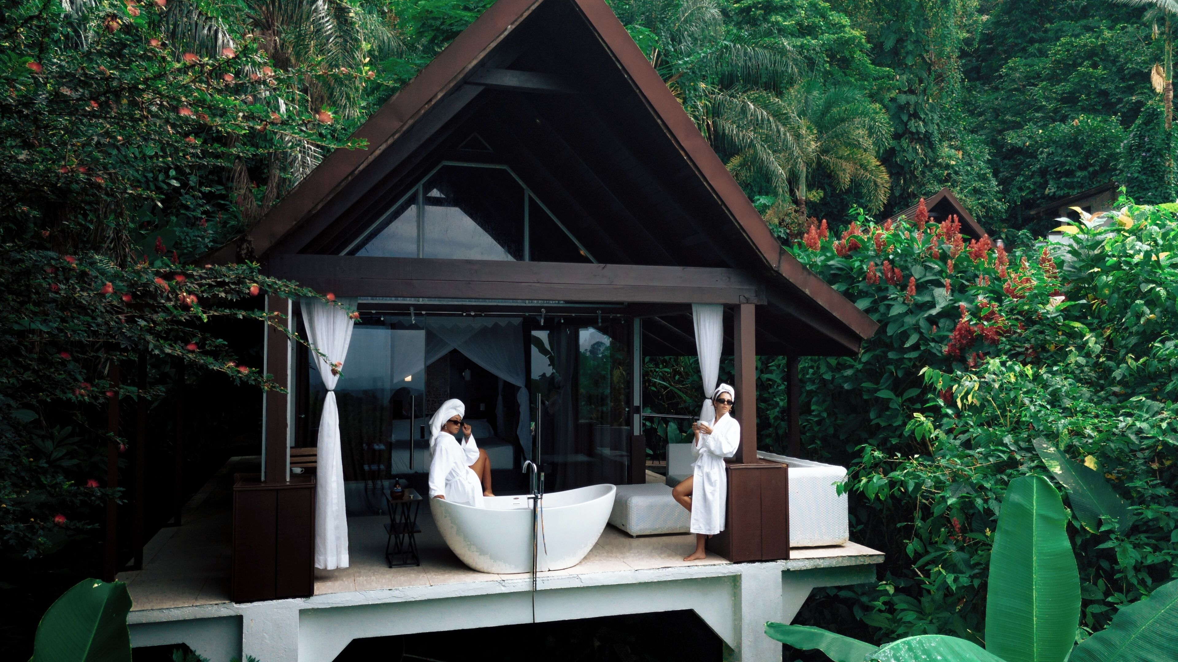 蜜月客房 | 高档床上用品、迷你吧、客房内保险箱、遮光窗帘