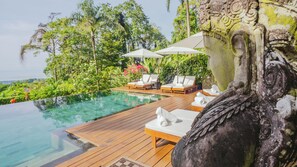 Ulkouima-allas, aurinkovarjoja, aurinkotuoleja