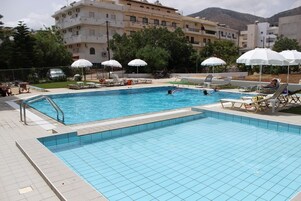 Piscina externa, guarda-sóis, espreguiçadeiras