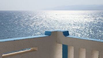 Blackout curtains, free cots/infant beds, free WiFi, bed sheets