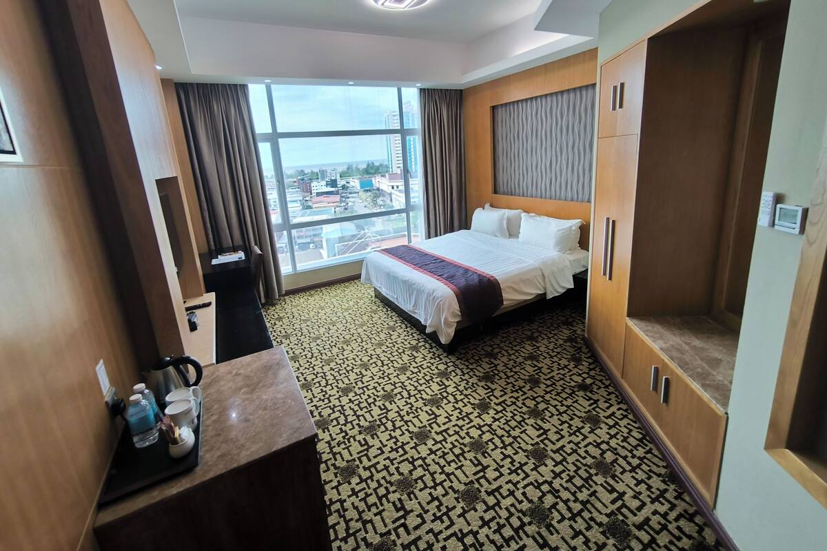 标准房 | 客房内保险箱、办公桌、熨斗/熨衣板、免费 WiFi