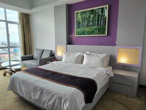 Caja de seguridad en la habitación y escritorio 