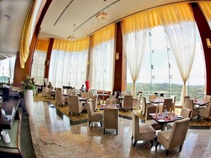 3 restaurants, spécialités Cuisine internationale