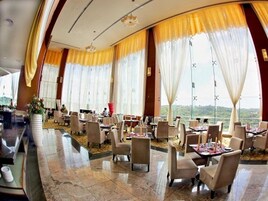 3 restaurants, breakfast, lunch, dinner served; international cuisine