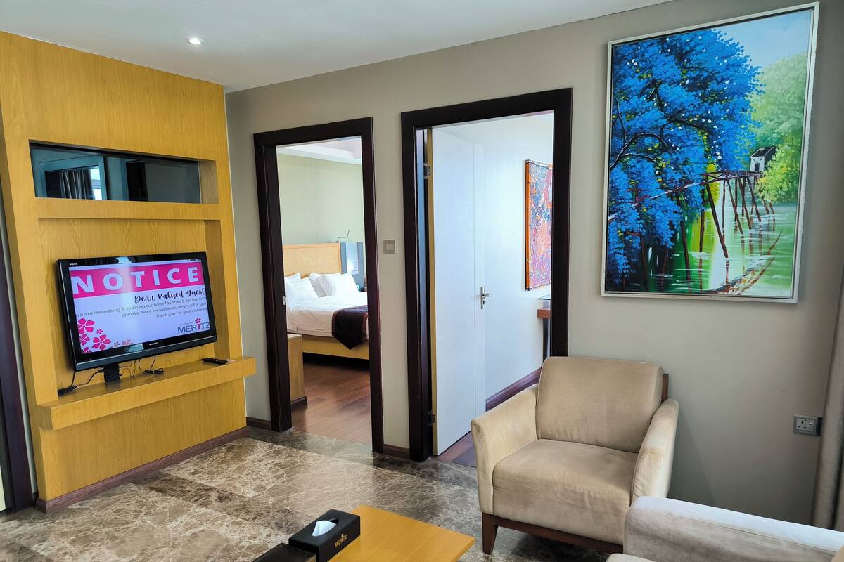 家庭套房, 2 间卧室 (2 King Beds) | 客房内保险箱、办公桌、熨斗/熨衣板、免费 WiFi