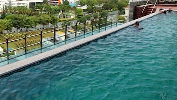 Kolam renang outdoor, dengan kursi berjemur