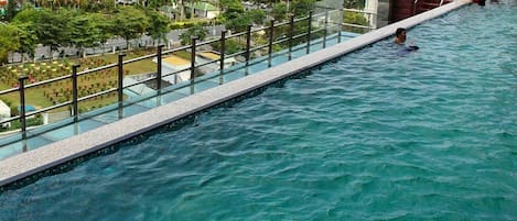 Piscine extérieure, chaises longues