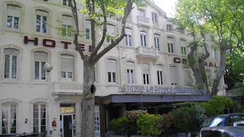 Vista frontal de la propiedad