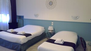 Quadruple Room | Desk, free WiFi - Hotel Central (Carcassonne)