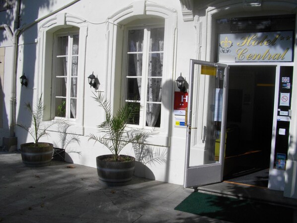 Property entrance - Hotel Central (Carcassonne)