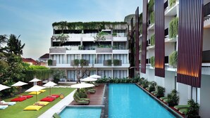A modern hotel with a rooftop garden, a swimming pool, and outdoor seating areas. - Four Points by Sheraton Bali Seminyak (Keroboken Kelod)