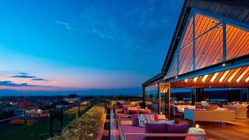 2 bars/lounges, rooftop bar