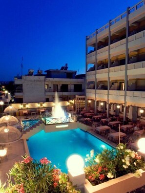 Seasonal outdoor pool, pool umbrellas, sun loungers - Rainbow Hotel (Rhodes)