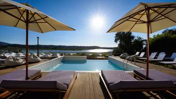 حمّام سباحة خارجي، مظلات على حمّام السباحة، مقاعد للتشمس