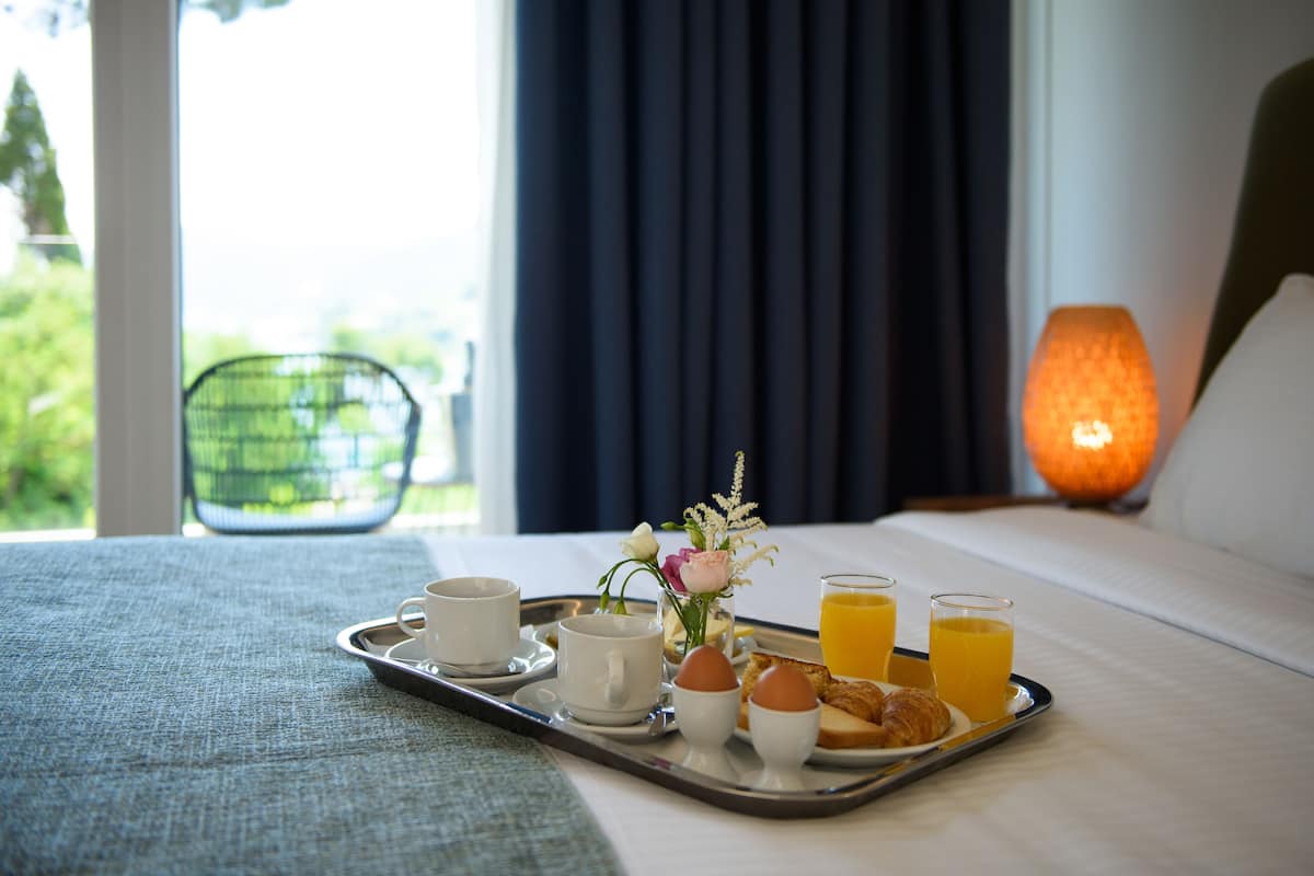 Suite, Meerblick | Minibar, Zimmersafe, Schreibtisch, laptopgeeigneter Arbeitsplatz
