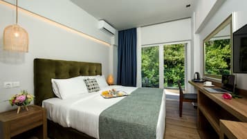 ميني بار وخزنة داخل الغرفة ومكتب ومساحة عمل للكمبيوتر المحمول