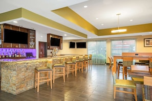 Bar (on property) - La Quinta by Wyndham Houston Willowbrook Vintage Park (Houston)
