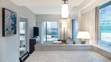 Suite, 1 habitación | Sala de estar | Smart TV de 32 pulgadas con canales por cable, televisión y Netflix