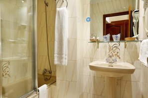 Bathtub, free toiletries, hair dryer, towels - Hostal La Macarena (Madrid)