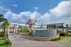 Kolam renang outdoor, dengan payung kolam renang dan kursi berjemur