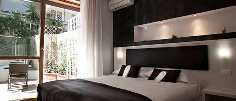 Dobbelt- eller tomannsrom – deluxe | Allergitestet sengetøy, minibar, safe på rommet og skrivebord