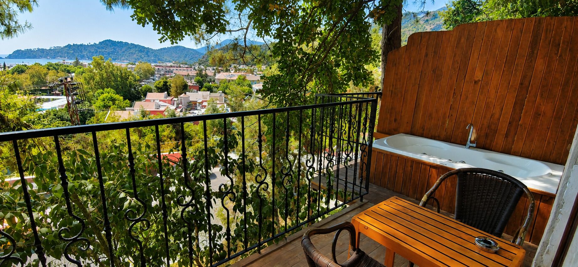 Family Quadruple Room, Hot Tub, Sea View | Jetted tub