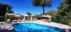 Piscine extérieure (ouverte en saison), parasols de plage