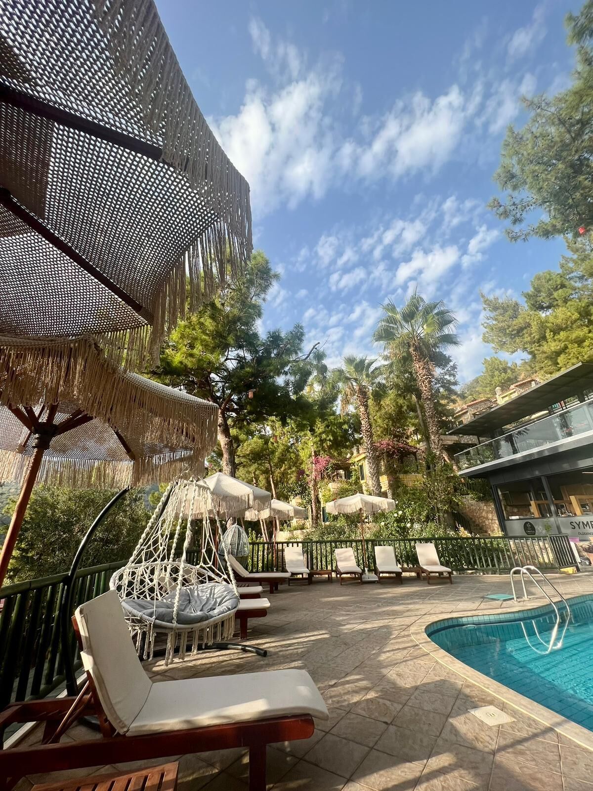 季節性室外泳池；08:00 至 20:00 開放；泳池傘、躺椅