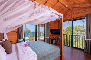 Hill Bungalow with Jakuzi | Frigobar, cofres nos quartos, quartos à prova de som