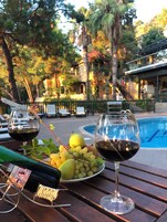 Piscina externa sazonal, funciona das 8h às 20h, guarda-sóis