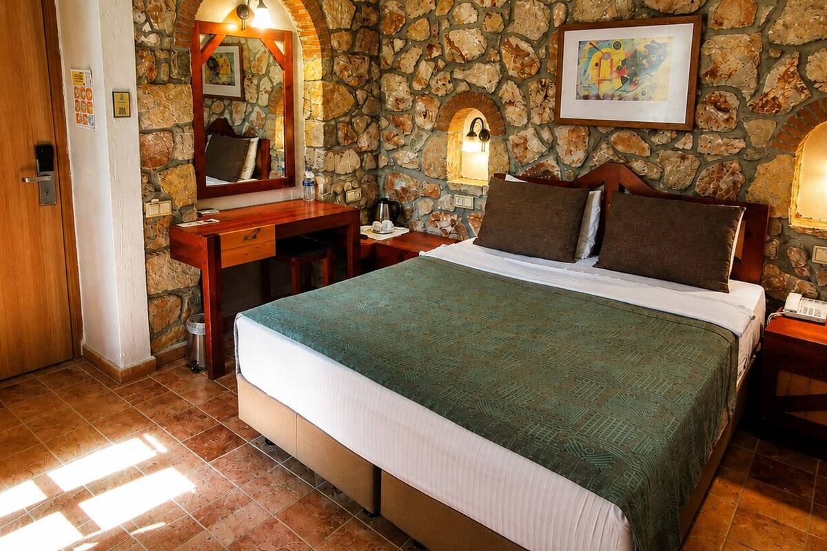 Stone Land View Standard Room | Bộ đồ giường cao cấp, két bảo mật tại phòng, phòng cách âm 