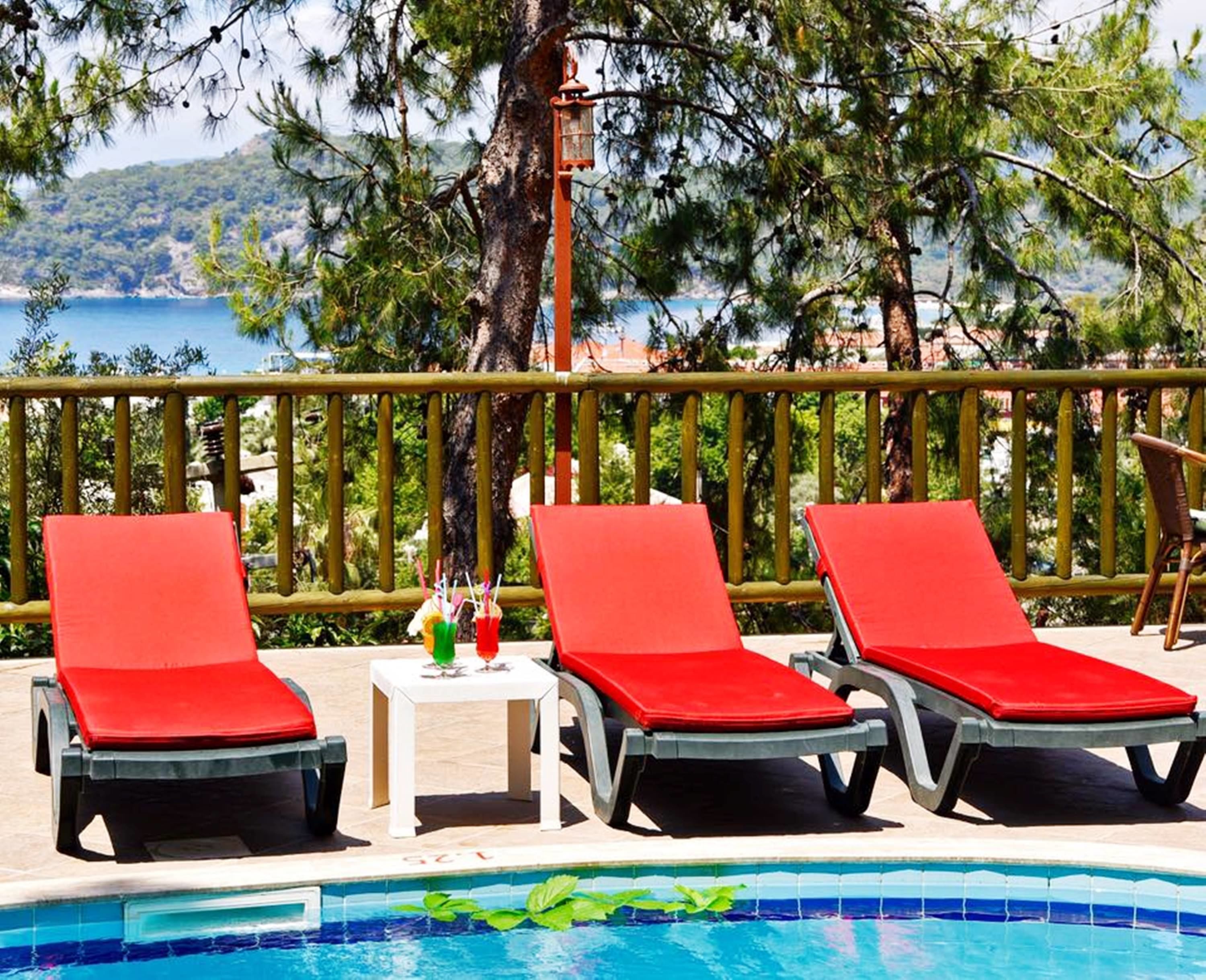 Una piscina al aire libre de temporada, sombrillas