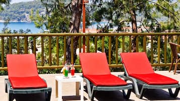 Piscine extérieure (ouverte en saison), parasols de plage