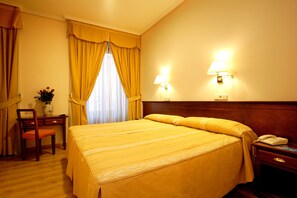 Standard Room | Desk, free WiFi, bed sheets - Hostal Sil & Serranos (Madrid)