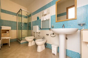 Triple Room | Bathroom | Shower, free toiletries, hair dryer, slippers - B&B Notos (Otranto)
