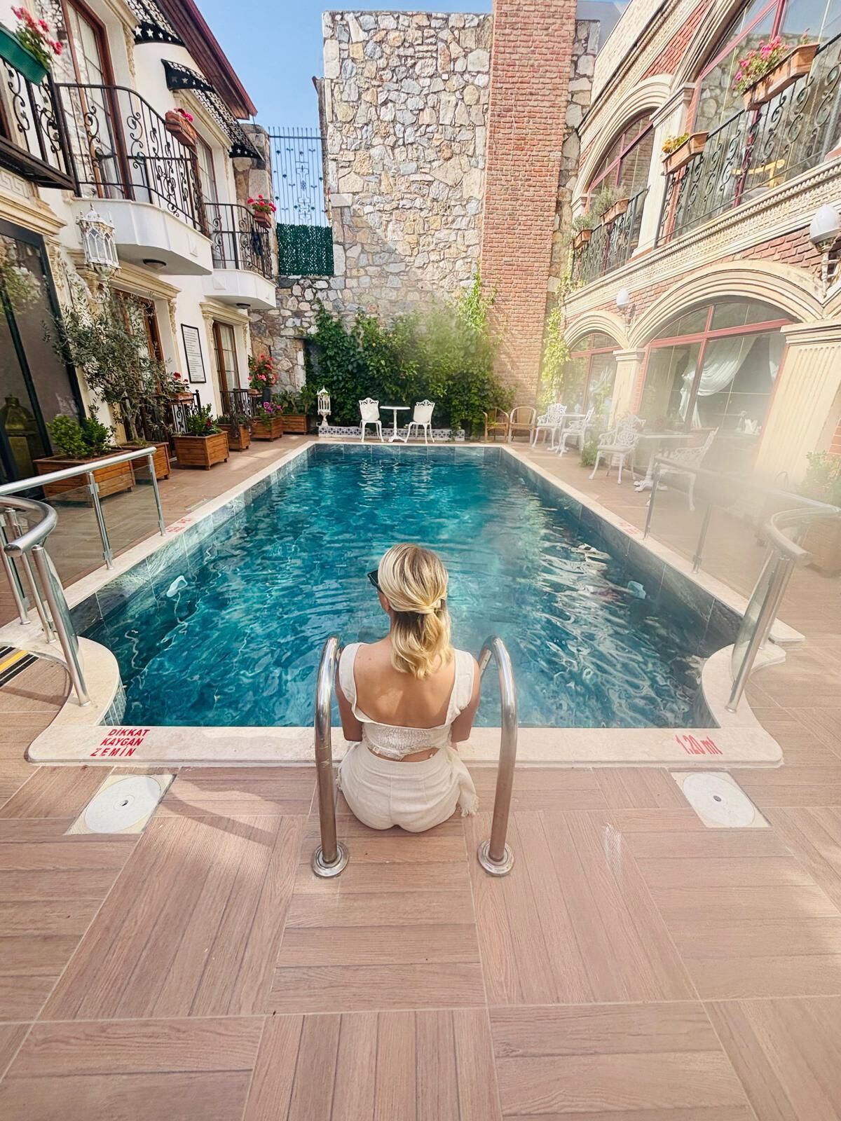 22-inch LCD TV with satellite channels, TV