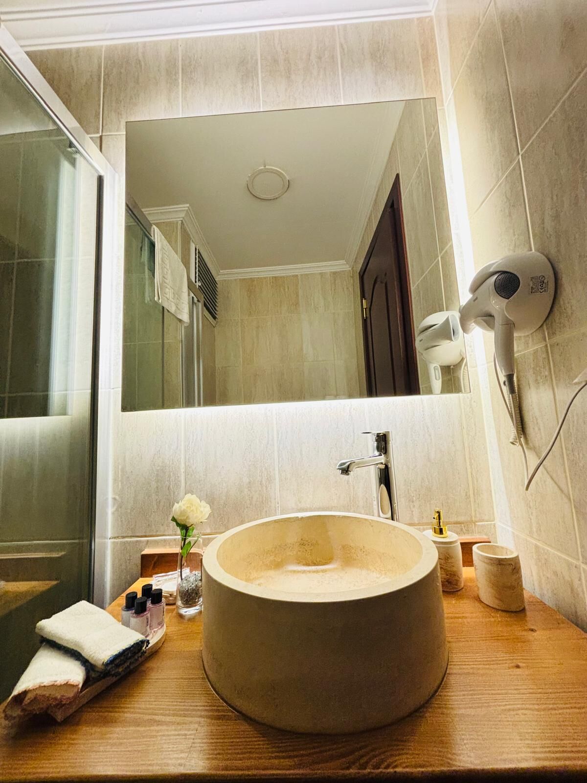 shower, rainfall showerhead, free toiletries, hair dryer