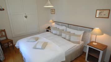 Een kluis op de kamer, individueel gedecoreerd, een bureau