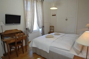 In-room safe, individually decorated, desk, rollaway beds - Auberge de la Gare (Bourg-en-Lavaux)