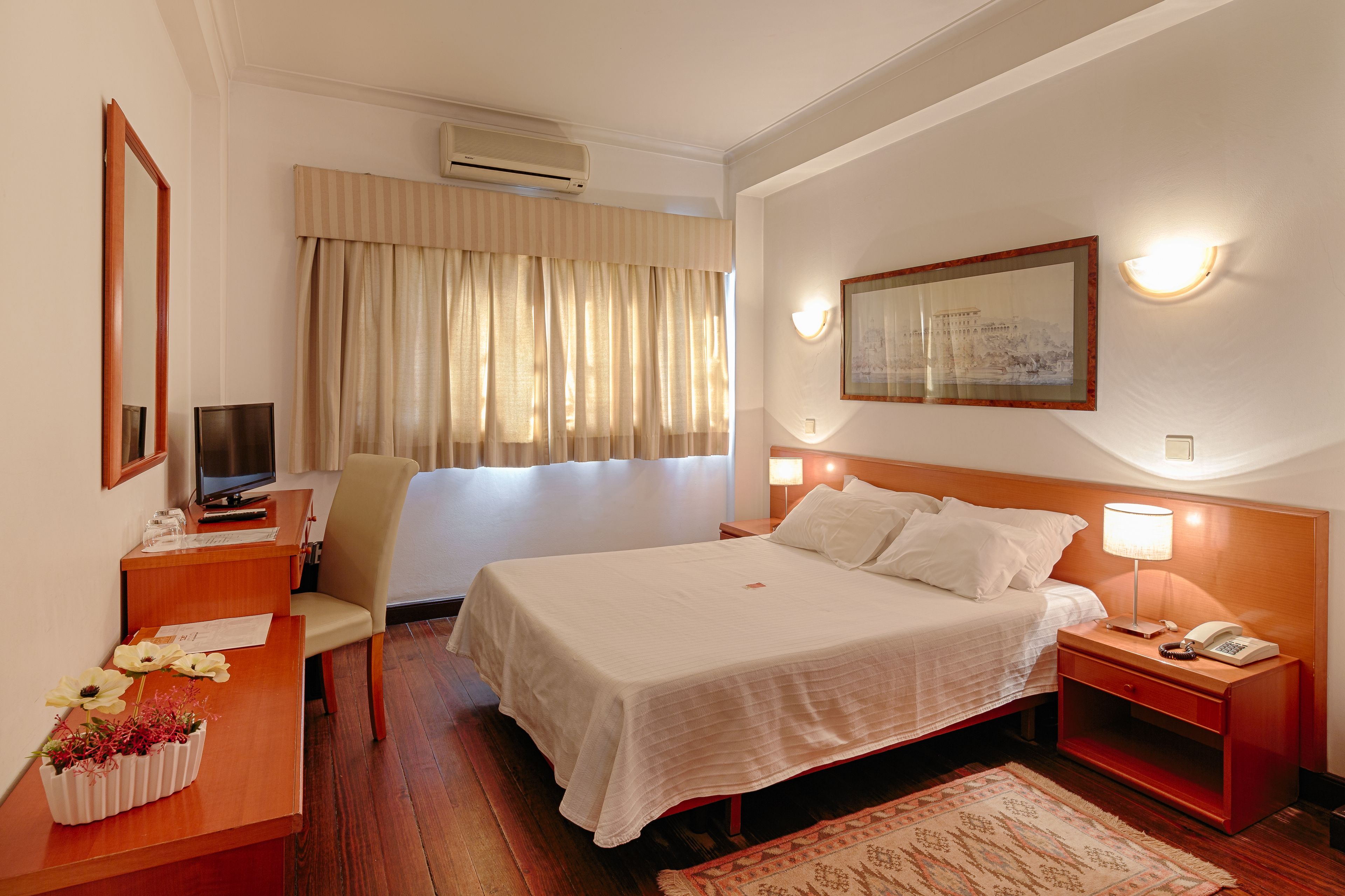 Minibar, desk, soundproofing, free WiFi